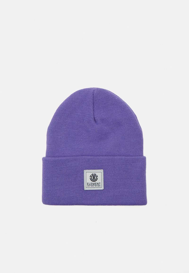 Gorra de punto morada con un dobladillo y un parche rectangular que presenta el logotipo de "Element", fabricada con un material suave y texturizado.
