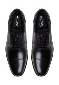 Chaussures de ville en cuir noir avec une texture lisse, bouts arrondis, lacs à laçage, et couture contrastante sur les côtés. Marque ALDO visible à l'intérieur.