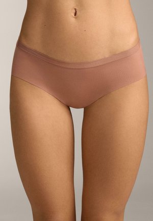 Lenjerie bej fără cusături, cu talie elastică moale, proiectată într-un model modern de chiloți, având un finisaj mat și neted, fără cusături vizibile.