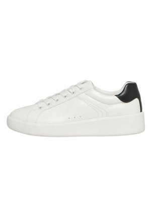 Weiße Ledersneaker mit schwarzem Akzent an der Ferse, runder Form, flacher Sohle, Schnürdesign und sichtbaren Steppnähten.