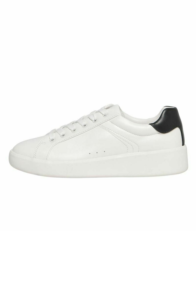 Sneaker in pelle bianca con un'accensione nera sul tallone, forma arrotondata, suola piatta, design con lacci e dettagli di cucitura visibili.