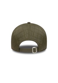 Cappello verde oliva trapuntato con forma arrotondata, fascetta regolabile e cuciture gialle a contrasto su una superficie di tessuto liscia.
