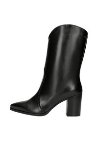 Zwarte leren enkelboot met een spitse neus en een blokhak. Gladde textuur met een slank ontwerp en minimale hardware details.
