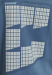 Camicia blu navy con una stampa grafica di motivi a griglia bianchi. Il testo sopra il design recita “CHASIN’” e una tagline in carattere più piccolo sottostante.