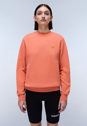 Koraal sweatshirt met lange mouwen, ronde hals en ribgebreide onderkant. Klein logo geborduurd op de borst. Zwarte fietsbroek met witte branding.