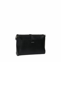 Bolso de cuero negro con forma rectangular, textura suave y un sutil acento del logo. Cuenta con cierre de cremallera y una correa corta.