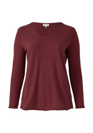 Haut à manches longues bordeaux en V fabriqué en tissu doux, avec une coupe légèrement décontractée et un ourlet présentant une petite étiquette sur le côté.