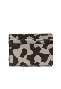 Portafoglio in tela con un motivo astratto in camouflage beige e nero, dotato di quattro scomparti per carte e un piccolo accento rosso sul lato.