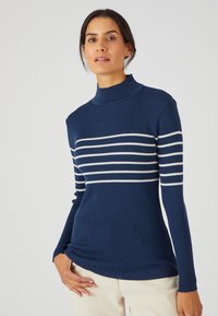 Maglione con collo alto a coste in tonalità navy, con righe orizzontali bianche sul petto e sulle maniche. Texture morbida, design aderente e maniche lunghe.