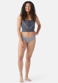 Top sportivo grigio corto con motivi verticali e diagonali, abbinato a uno slip bikini coordinato. Tessuto morbido e elasticizzato; design aderente.