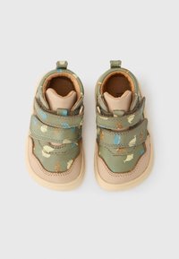 Πράσινα υφασμάτινα παπούτσια με πολύχρωμο σχέδιο πιτσιλίσματος, μπεζ λεπτομέρειες, λουριά με βέλκρο και στρογγυλεμένο σχήμα μύτης. Μαλακή εσωτερική επένδυση.