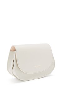 Weiße Lederhandtasche mit Klappenverschluss, runder Form, goldenen Logo-Details und kontrastierendem Innenraum. Glatte Textur mit klaren Linien.