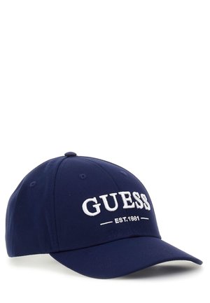 Gorra de béisbol azul marino con "GUESS EST. 1981" bordado en blanco en el frente, diseño de seis paneles y visera curvada.