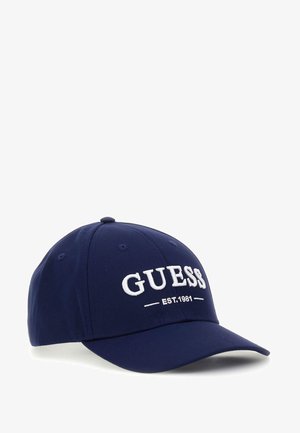 Casquette de baseball bleu marine avec « GUESS EST. 1981 » brodé en blanc sur le devant, conception à six panneaux et visière incurvée.