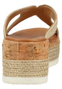 Zlaté pletené platformové sandály s korkovým texturovým podpatkem, disponující opánkovou částí z hnědé kůže a bílou gumovou podrážkou. Otevřená zadní část pro lepší prodyšnost.