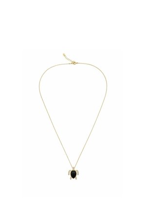 Gouden ketting met een schildpadvormige hanger met een geslepen zwarte steen en kleine heldere kristallen op de poten.