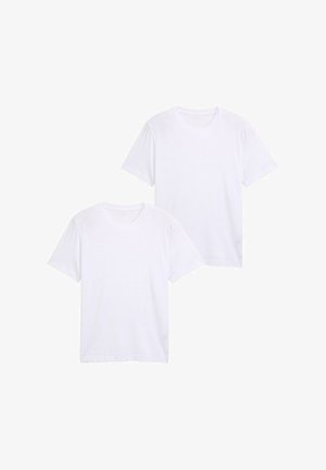 Kaksi yksinkertaista valkoista t-paitaa, jotka on valmistettu pehmeästä puuvillasta, lyhyillä hihoilla ja pyöreällä kaula-aukolla, esillä neutraalilla taustalla.