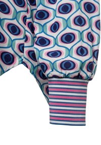 Un tessuto a fantasia colorato presenta forme blu, rosa e verdi, con un polsino a strisce blu e rosa. Materiale morbido e leggero.