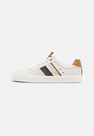 Sneaker bianco con accenti in pelle marrone, strisce simili al denim, dettagli perforati e suola in gomma bianca. Design classico con lacci.