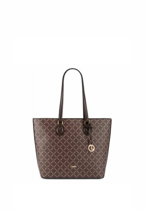 Braune Tote-Tasche mit gemustertem Logodesign, doppelten Schulterriemen und einem runden goldfarbenen Anhänger vor weißem Hintergrund.