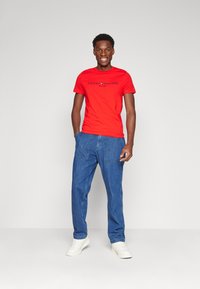 Tommy Hilfiger LOGO TEE - T-shirts med print - fierce red