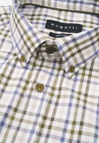 Hemd mit Knopfleiste, das ein kariertes Muster in Grün, Blau und Plaidfarben aufweist. Hergestellt aus einem pflegeleichten Stoff, mit klassischem Kragen und braunen Knöpfen.