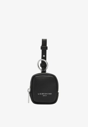 Piccola pochette quadrata in pelle nera con cerniera, cinturino attaccato, anello in metallo e logo "Liebeskind Berlin" sul davanti.