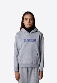 Felpa grigia con cappuccio realizzata in un misto di cotone, con tasca frontale a marsupio e testo del logo blu. Polsini e orlo a costine.