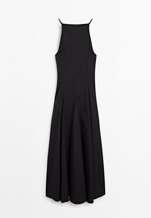 Schwarzes ärmelloses Kleid mit tailliertem Oberteil und schwingendem Rock, vor einem weißen Hintergrund präsentiert, was die elegante Silhouette betont.