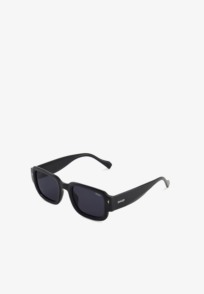Lunettes de soleil rectangulaires noires avec des montures épaisses et des verres foncés, avec le logo "SINNER" sur les branches et près des verres.