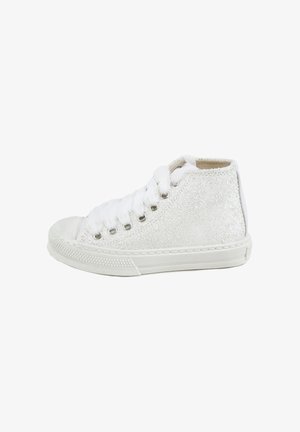 Zapatilla blanca de caña alta con tejido texturizado, cordones blancos, ojales de metal y suela de goma.