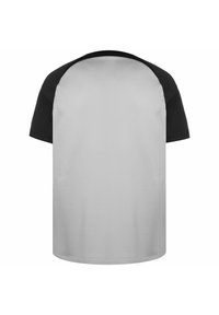 Camiseta de manga corta con diseño raglán negro, cuerpo gris, tejido texturizado y escote redondo. Estilo sencillo y moderno.
