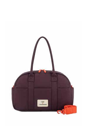 Dunkellila Handtasche mit zwei Griffen, orangefarbenen Reißverschlusszügen oben, vorderem Logo-Patch, seitlichen Taschen und abnehmbarem orangefarbenen Schulterriemen daneben.