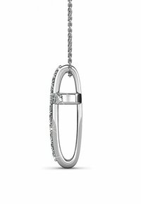 Collana con pendente in argento a forma di graffetta, caratterizzata da una fila di piccole pietre trasparenti su un lato, appesa a una delicata catena.