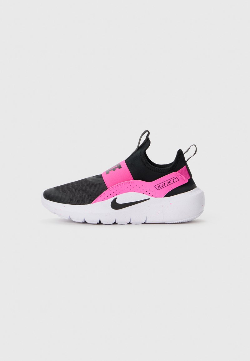 Baskets à enfiler Nike noires et roses avec semelle blanche, avec des poignées et du texte "Just Do It" sur la sangle rose près du talon.