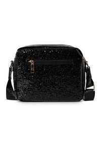 Borsa a tracolla nera con finitura testurizzata, forma rettangolare, cerniera dorata e tracolla regolabile. Presenta una tasca con zipper nella parte anteriore.