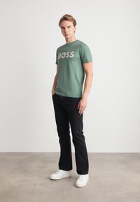 BOSS THINKING - Nyomott mintás póló - open green