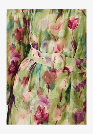 Vestito verde trasparente con stampa floreale rosa e viola, con cintura in tessuto abbinata con fibbia rettangolare in vita.
