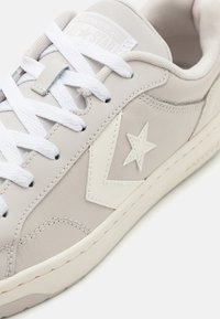 Converse UNISEX beżowy