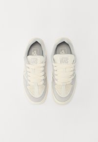 Sneaker grigie e crema realizzate in suede e pelle, con un classico design con lacci, punta perforata e dettagli con logo.