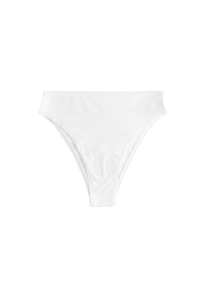 Fehér bikini alsó magasított derékkal, sima anyagból készült. Minimális varrással és karcsú sziluettel rendelkezik, amely fürdőruhához ideális.