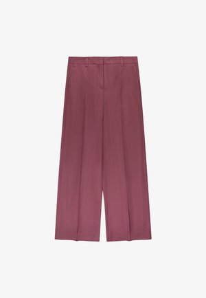 Spodnie o szerokich nogawkach z wysokim stanem w kolorze fioletowym, z przednimi zakładkami, bocznymi kieszeniami, szlufkami na pasek oraz ukrytym zapięciem.