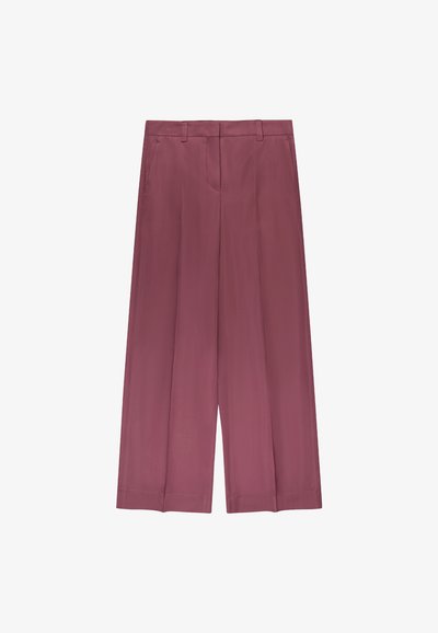 Pantalones de pierna ancha de tiro alto en color malva, con pinzas delanteras, bolsillos laterales, trabillas para cinturón y cierre de cremallera oculto.
