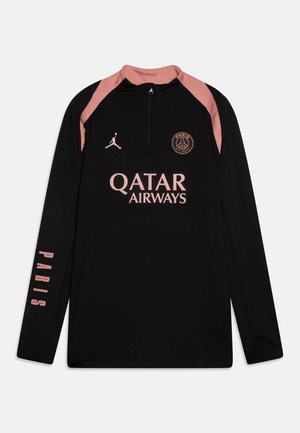 Musta pitkähihaine paita, jossa on vaaleanpunaisia yksityiskohtia, neljännesvetoketjukaulus, rintaosassa "QATAR AIRWAYS" -logo ja Pariisin symboli, hihassa "PARIS".