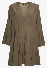 Olivengrön, långärmad klänning med v-ringning, utsvängda ärmar och lager på lager-rufflar; tillverkad av mjukt, lätt tyg.