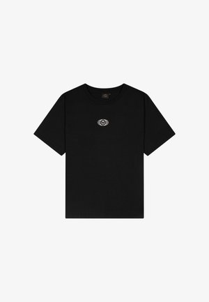 Zwart T-shirt met korte mouwen met een klein wit rond logo met een gestileerd boom- en aardbolontwerp, gecentreerd op de borst.