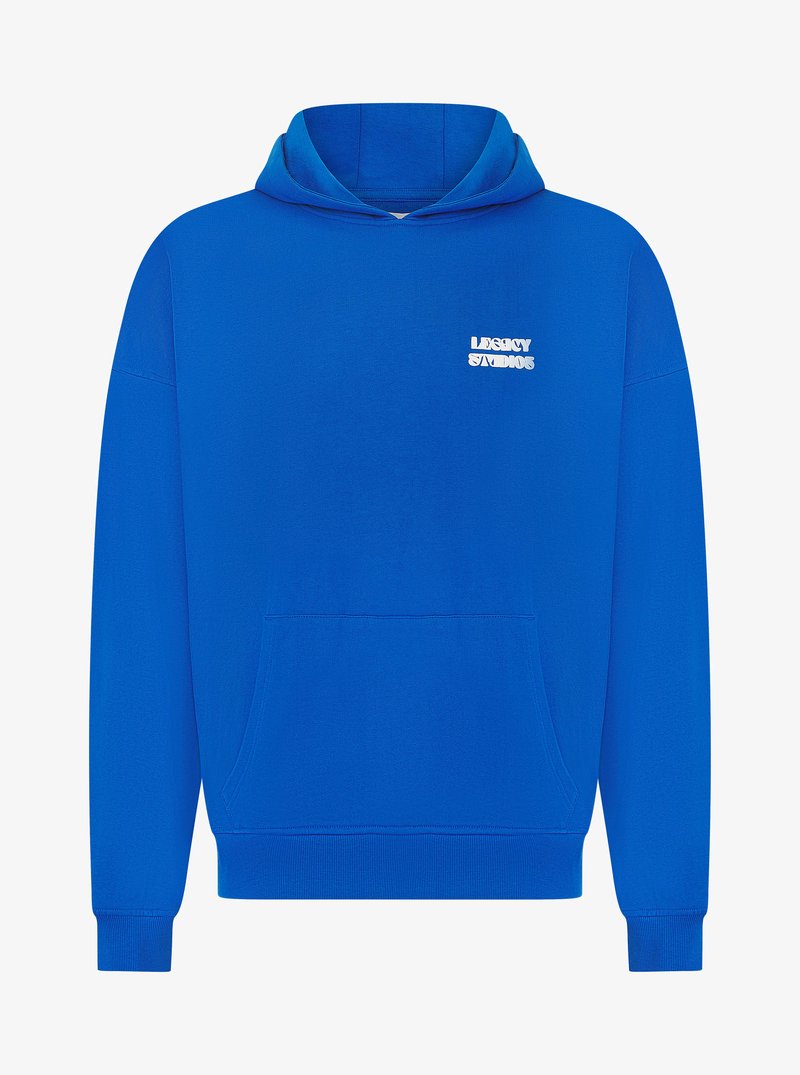 Blå hættetrøje med forlommer og lille hvid "Legacy Studios" tekst på venstre bryst.