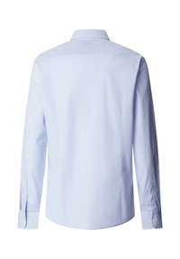 Chemise habillée à manches longues pour homme bleu clair avec un motif à petits carreaux, poignets à boutons, vue de dos sur un fond blanc.