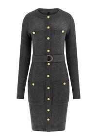 Vestito grigio a maglia con maniche lunghe, caratterizzato da bottoni dorati, due tasche anteriori e una vita cintata con fibbia circolare.