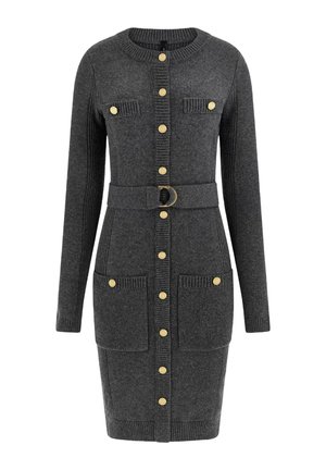 Vestito grigio a maglia con maniche lunghe, caratterizzato da bottoni dorati, due tasche anteriori e una vita cintata con fibbia circolare.